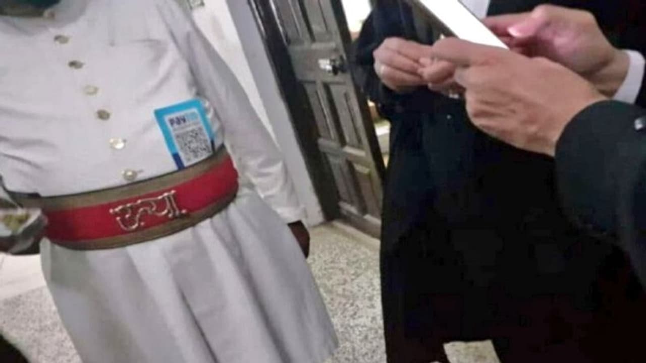 हाईकोर्ट जज का अर्दली कमर पर पेटीएम लगा क्यूआर कोड से लेता था बख्शीश, देखें करप्शन की अनोखी PHOTOS हाईकोर्ट जज का अर्दली कमर पर पेटीएम लगा क्यूआर कोड से लेता था बख्शीश, देखें करप्शन की अनोखी PHOTOS