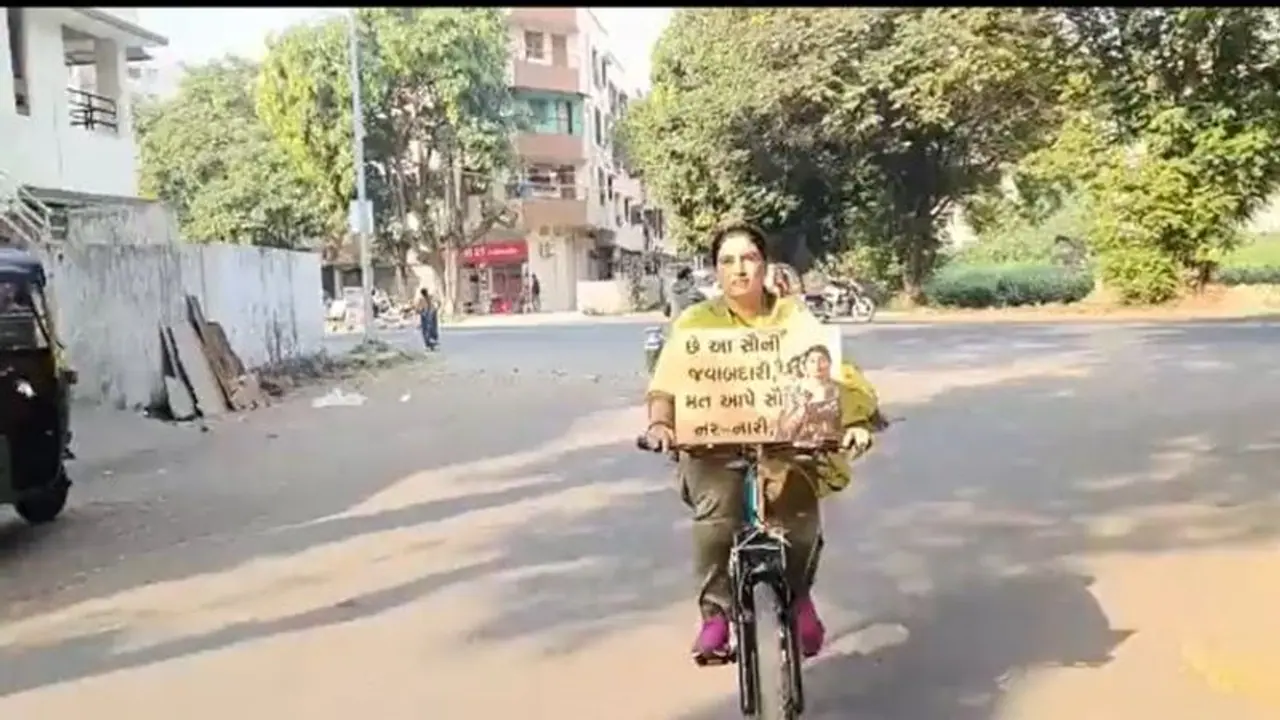 गुजरात चुनाव में खूब तेज साइकिल चलाकर अकेले वोट देने पहुंची ये महिला, जानिए कौन है और कहां से आई 