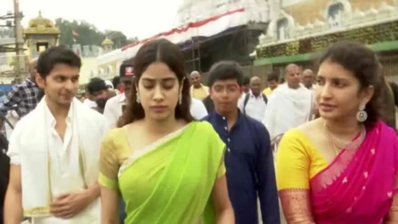 తిరుమల శ్రీవారిని దర్శించుకున్న బాలీవుడ్ స్టార్ హీరోయిన్ జాన్వీ కపూర్