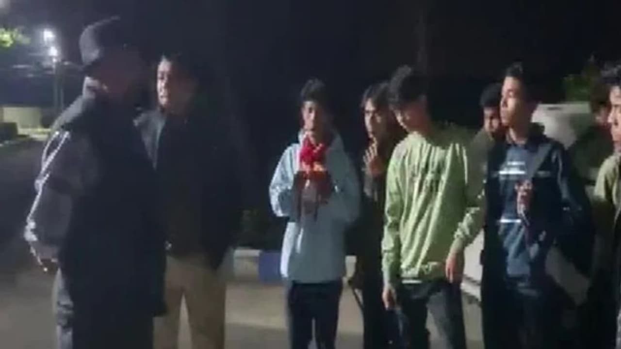 പഠനത്തിൽ മോശമാണെന്ന് പറഞ്ഞു; ഗർഭിണിയായ അധ്യാപികയെ സംഘം ചേർന്ന് വിദ്യാർഥികൾ ആക്രമിച്ചു പഠനത്തിൽ മോശമാണെന്ന് പറഞ്ഞു; ഗർഭിണിയായ അധ്യാപികയെ സംഘം ചേർന്ന് വിദ്യാർഥികൾ ആക്രമിച്ചു