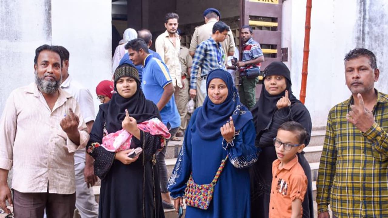 குஜராத் சட்டசபை தேர்தலின் முதல் கட்ட வாக்குப்பதிவு நிறைவு… 60.20% வாக்குகள் பதிவு!!