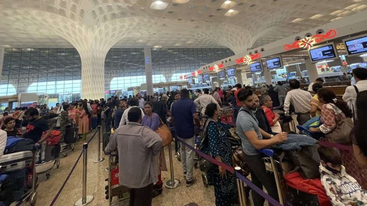 വിമാനത്തിനുള്ളിൽ മദ്യപിച്ച് അസഭ്യവർഷം നടത്തിയ രണ്ട് യാത്രക്കാരെ മുംബൈ പൊലീസ് അറസ്റ്റ് ചെയ്തു വിമാനത്തിനുള്ളിൽ മദ്യപിച്ച് അസഭ്യവർഷം നടത്തിയ രണ്ട് യാത്രക്കാരെ മുംബൈ പൊലീസ് അറസ്റ്റ് ചെയ്തു