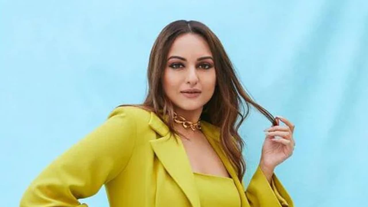 अक्षय कुमार की तरह अब FLOP सोनाक्षी सिन्हा को भी किया इस फिल्म से आउट, भारी पड़ गई ये डिमांड अक्षय कुमार की तरह अब FLOP सोनाक्षी सिन्हा को भी किया इस फिल्म से आउट, भारी पड़ गई ये डिमांड