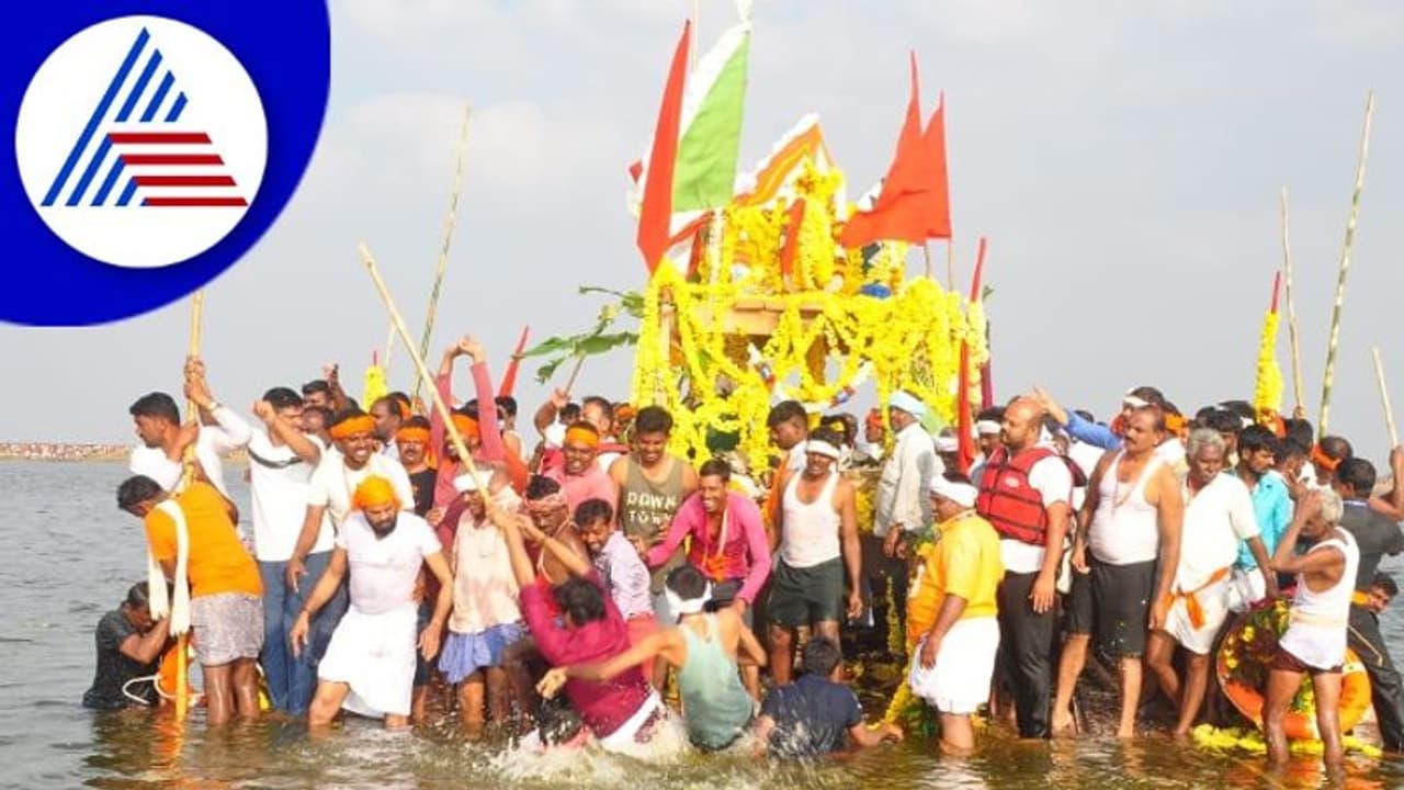 ವಿಜೃಂಭಣೆಯಿಂದ ಜರುಗಿದ ಶ್ರೀ ತಿಪ್ಪೇರುದ್ರಸ್ವಾಮಿ ತೆಪ್ಪೋತ್ಸವ; ಕಣ್ಣು ಹಾಯಿಸಿದಷ್ಟು ಜನವೋ ಜನ!