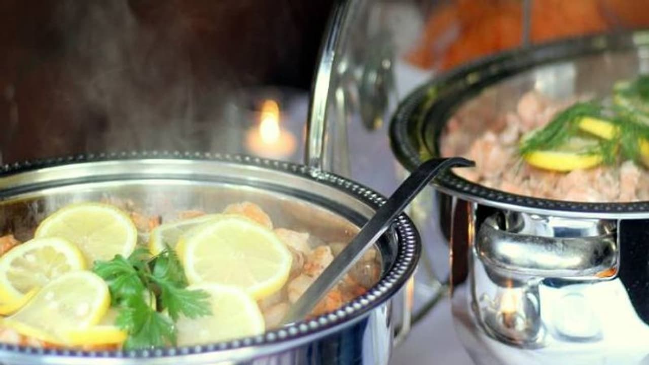 വിളിക്കാത്ത വിവാഹത്തിന് ചെന്ന് ഭക്ഷണം കഴിച്ചു, എംബിഎ വിദ്യാർത്ഥിയെക്കൊണ്ട് പാത്രം കഴുകിപ്പിച്ചു