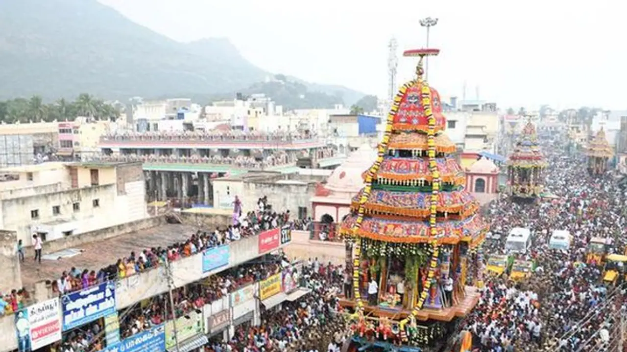 எங்கு பார்த்தாலும் மக்கள் கூட்டம்.. 2 ஆண்டுகளுக்கு பின் திருவண்ணாமலையில் இன்று மாட வீதியில் தேரோட்டம்..! எங்கு பார்த்தாலும் மக்கள் கூட்டம்.. 2 ஆண்டுகளுக்கு பின் திருவண்ணாமலையில் இன்று மாட வீதியில் தேரோட்டம்..!