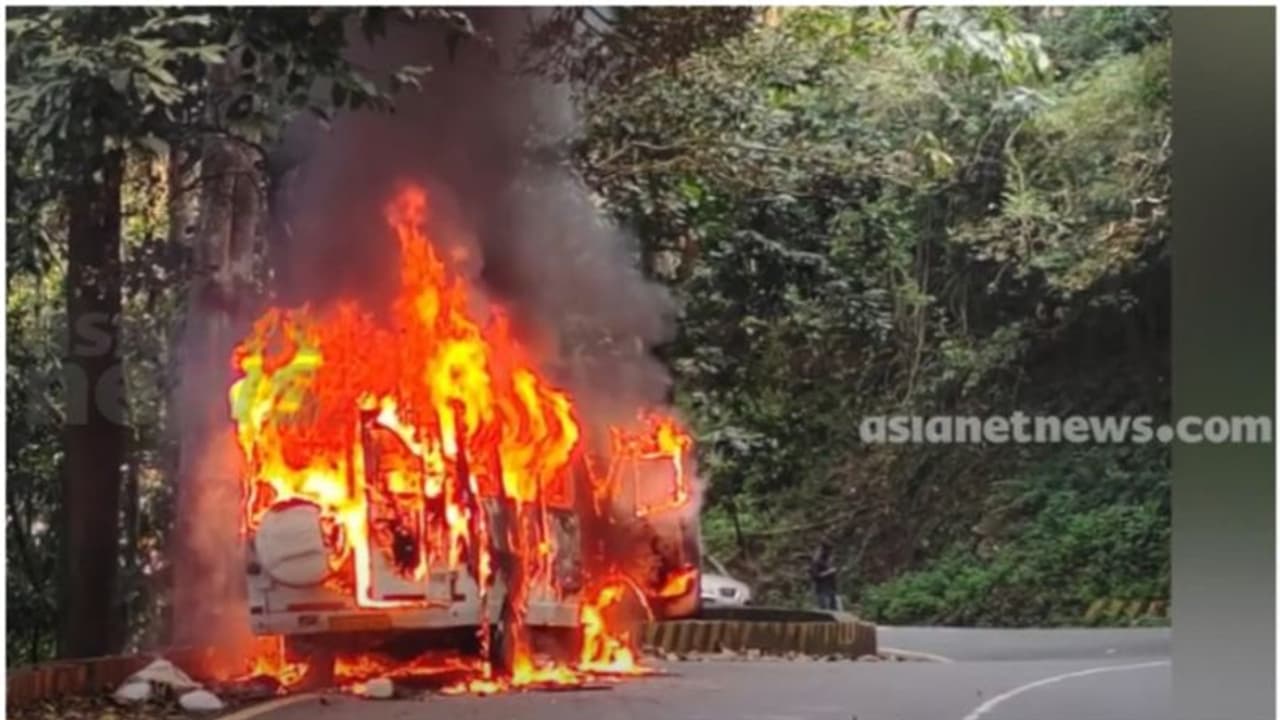 താമരശ്ശേരി ചുരത്തില് ഓടിക്കൊണ്ടിരുന്ന ട്രാവലറിന് തീ പിടിച്ചു താമരശ്ശേരി ചുരത്തില് ഓടിക്കൊണ്ടിരുന്ന ട്രാവലറിന് തീ പിടിച്ചു