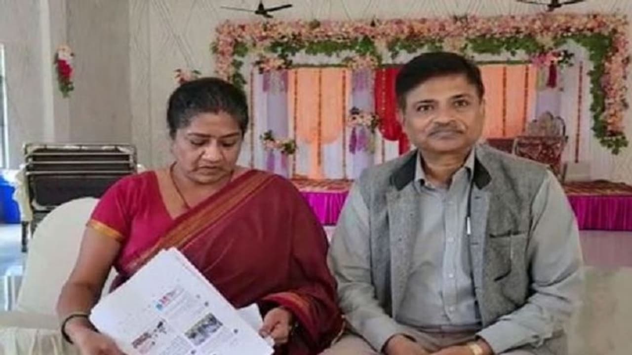 संत कबीर नगर DM पर रिटायर्ड अधिकारी ने लगाया गंभीर आरोप, महिला अधिकारी के चक्कर में बेटी को दे रहे तलाक