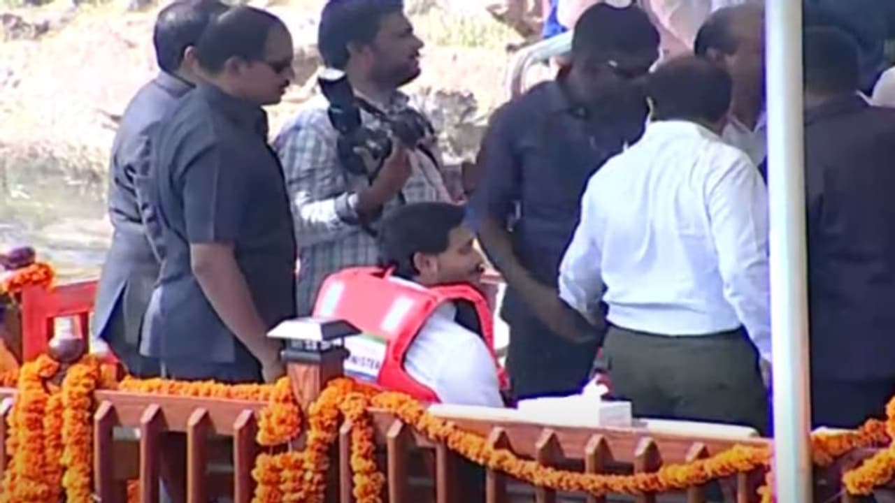 వైఎస్సార్ జిల్లాలో పర్యటన.. చిత్రావతి రిజర్వాయర్‌‌లో సీఎం జగన్ బోటింగ్.. 