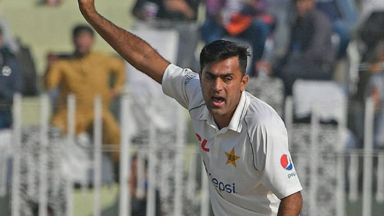 അരങ്ങേറ്റത്തില് 'ഡബിള് സെഞ്ചുറി'; പാകിസ്ഥാന് സ്പിന്നര് സഹിദ് മഹ്മൂദിന് നാണക്കേടിന്റെ റെക്കോര്ഡ് അരങ്ങേറ്റത്തില് 'ഡബിള് സെഞ്ചുറി'; പാകിസ്ഥാന് സ്പിന്നര് സഹിദ് മഹ്മൂദിന് നാണക്കേടിന്റെ റെക്കോര്ഡ്