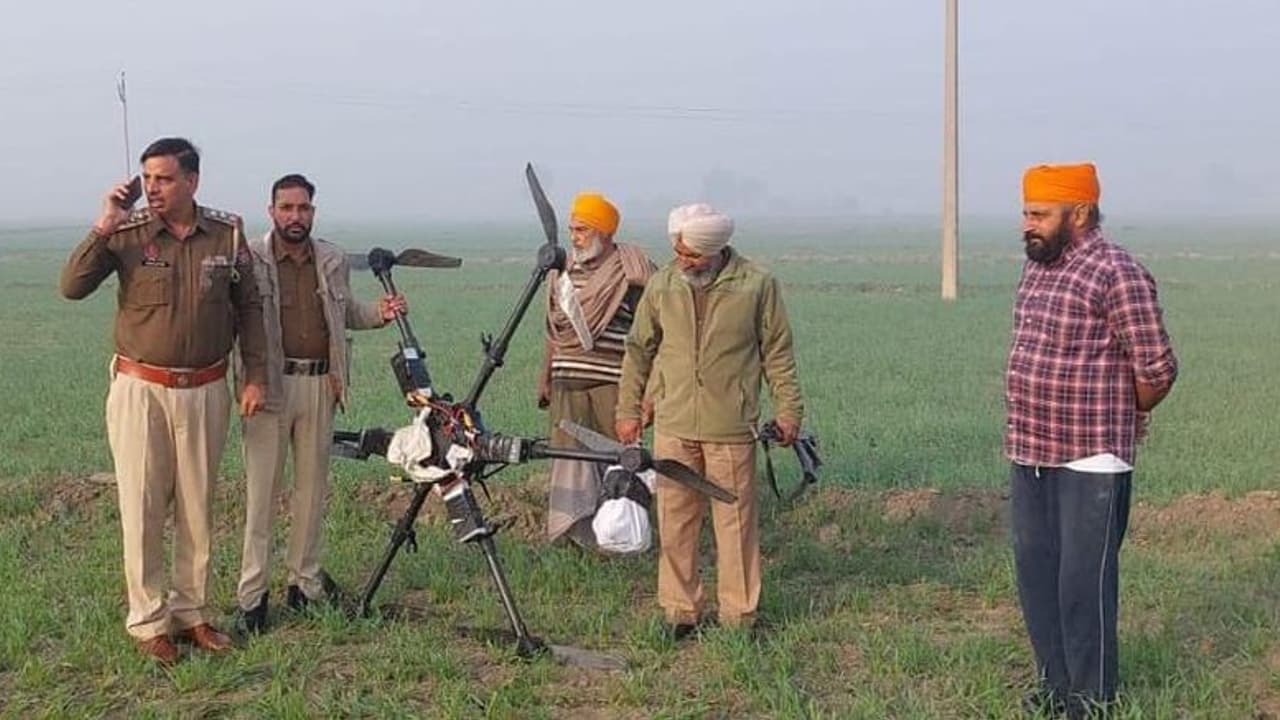 ఇండో పాక్‌ సరిహద్దుల్లో ఎగురుతున్న డ్రోన్ ను కూల్చిన భద్రతా బలగాలు.. 5 కిలోల హెరాయిన్ స్వాధీనం