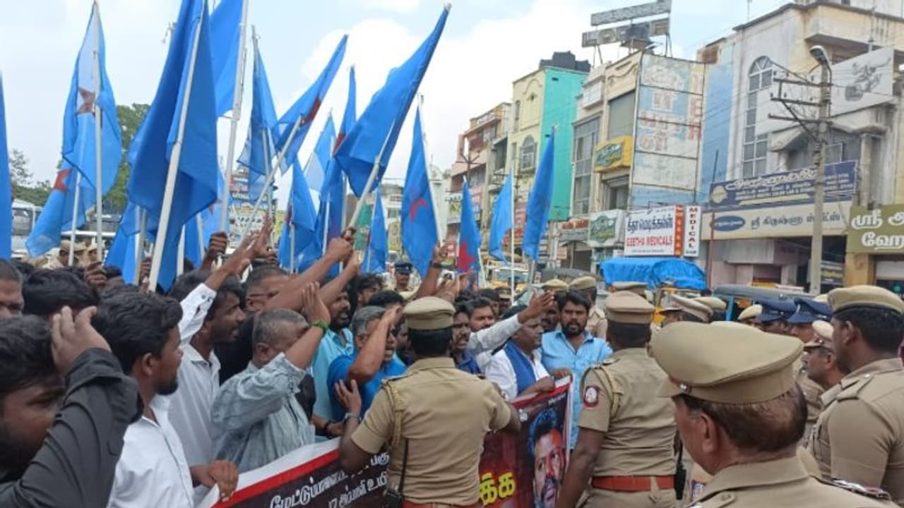 மேட்டுப்பாளையம் தீண்டாமை சுவர் இடிந்து 17 பேர் உயிரிழப்பு; நீதி கேட்டு பேரணி செல்ல முயன்றவர்கள் கைது!! மேட்டுப்பாளையம் தீண்டாமை சுவர் இடிந்து 17 பேர் உயிரிழப்பு; நீதி கேட்டு பேரணி செல்ல முயன்றவர்கள் கைது!!