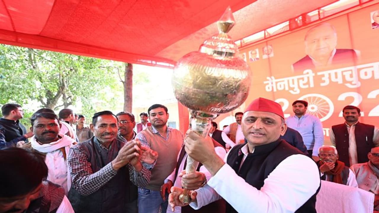 मैनपुरी उपचुनाव में मुलायम की तरह ही प्रचार कर रहे अखिलेश, ऐसे साधे जा रहे अलग अलग जातियों के गणित मैनपुरी उपचुनाव में मुलायम की तरह ही प्रचार कर रहे अखिलेश, ऐसे साधे जा रहे अलग अलग जातियों के गणित