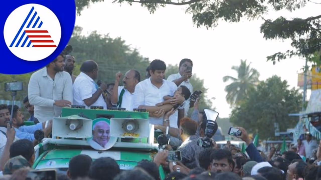 ಮಧುಗಿರಿ ಕ್ಷೇತ್ರದ ಕೊಡಿಗೇನಹಳ್ಳಿಯಲ್ಲಿ ಘೋರ ದುರಂತ, ಮಗುವಿನ ಮೃತ ದೇಹ ಕಂಡು ಮಮ್ಮಲ ಮರುಗಿದ ಮಾಜಿ ಸಿಎಂ ಮಧುಗಿರಿ ಕ್ಷೇತ್ರದ ಕೊಡಿಗೇನಹಳ್ಳಿಯಲ್ಲಿ ಘೋರ ದುರಂತ, ಮಗುವಿನ ಮೃತ ದೇಹ ಕಂಡು ಮಮ್ಮಲ ಮರುಗಿದ ಮಾಜಿ ಸಿಎಂ