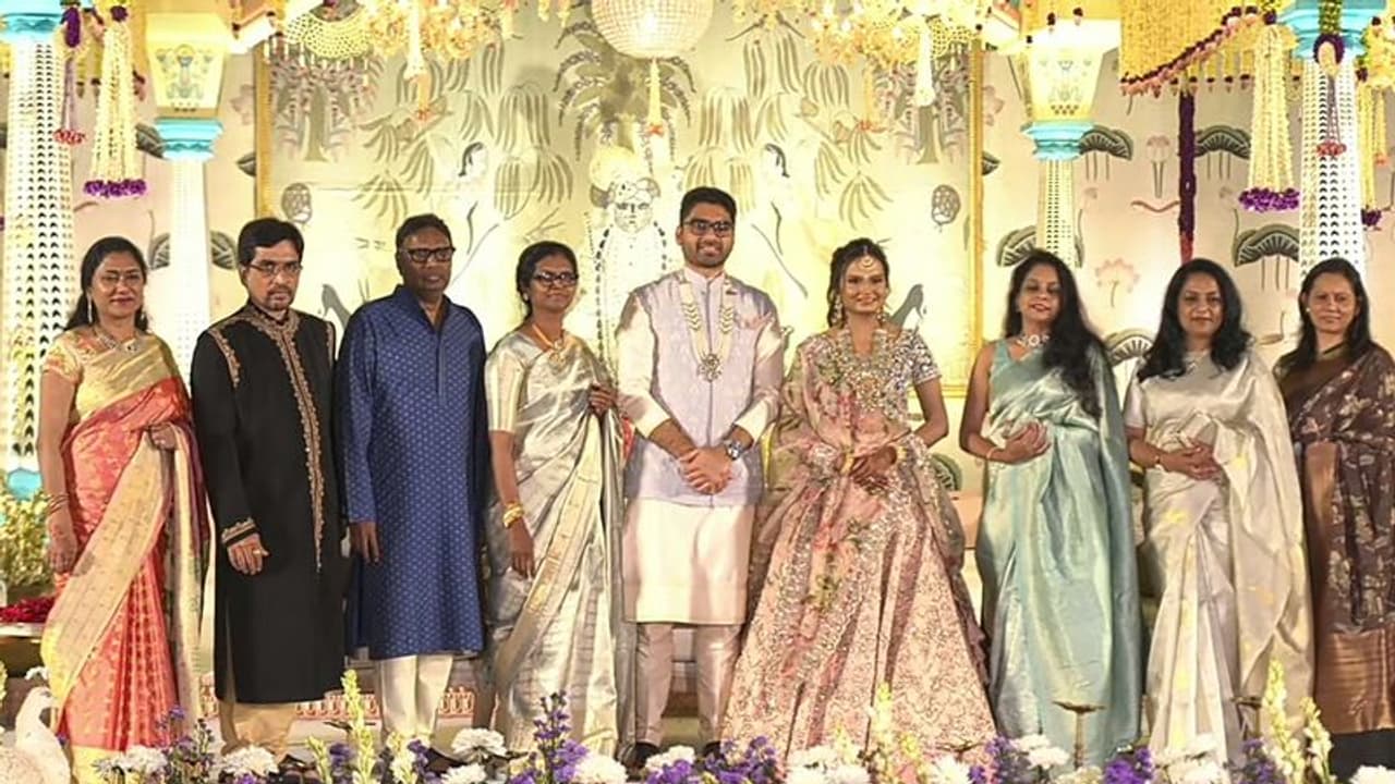 Live Video: ఫలక్ నుమా ప్యాలస్ లో ఘనంగా డైరెక్టర్ గుణశేఖర్ కుమార్తె నీలిమ గుణ వివాహం Live Video: ఫలక్ నుమా ప్యాలస్ లో ఘనంగా డైరెక్టర్ గుణశేఖర్ కుమార్తె నీలిమ గుణ వివాహం