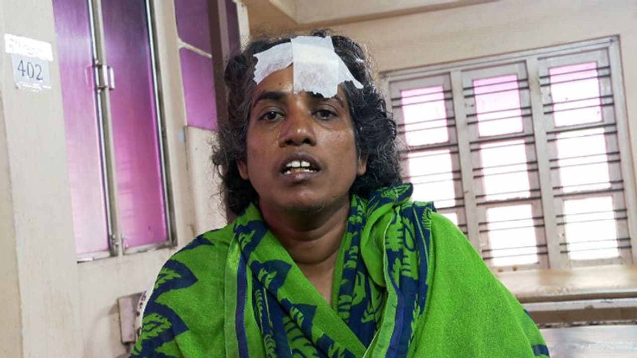 തൃശൂരില് സ്ത്രീയെ വീട്ടിൽ നിന്ന് പിടിച്ചിറക്കി സ്ത്രീകളടങ്ങുന്ന സംഘം മർദ്ദിച്ചതായി പരാതി തൃശൂരില് സ്ത്രീയെ വീട്ടിൽ നിന്ന് പിടിച്ചിറക്കി സ്ത്രീകളടങ്ങുന്ന സംഘം മർദ്ദിച്ചതായി പരാതി