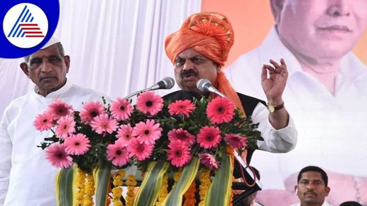 ಗಡಿ ಕನ್ನಡಿಗರ ಹಿತರಕ್ಷಣೆಗೆ ಸಿಎಂ ಬೊಮ್ಮಾಯಿ ಶಪಥ: ಬೆಳಗಾವಿಯಲ್ಲೇ ನಿಂತು ಮಹಾರಾಷ್ಟ್ರಕ್ಕೆ ಕಠಿಣ ಸಂದೇಶ ಗಡಿ ಕನ್ನಡಿಗರ ಹಿತರಕ್ಷಣೆಗೆ ಸಿಎಂ ಬೊಮ್ಮಾಯಿ ಶಪಥ: ಬೆಳಗಾವಿಯಲ್ಲೇ ನಿಂತು ಮಹಾರಾಷ್ಟ್ರಕ್ಕೆ ಕಠಿಣ ಸಂದೇಶ