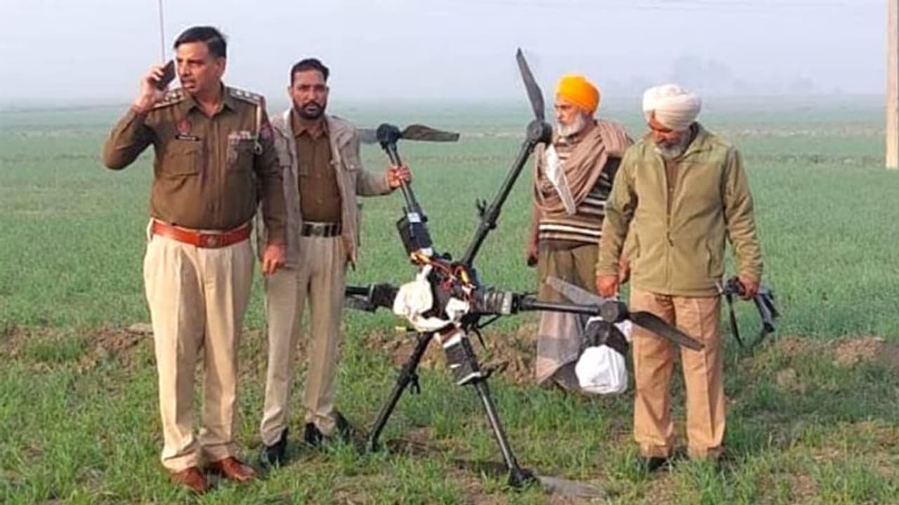 हाई टेक्नोलॉजी वाले ड्रोन्स के जरिये ड्रग्स से लेकर हथियार तक बॉर्डर पार भेज रहा पाकिस्तान, पढ़िए बड़ी खबर हाई टेक्नोलॉजी वाले ड्रोन्स के जरिये ड्रग्स से लेकर हथियार तक बॉर्डर पार भेज रहा पाकिस्तान, पढ़िए बड़ी खबर