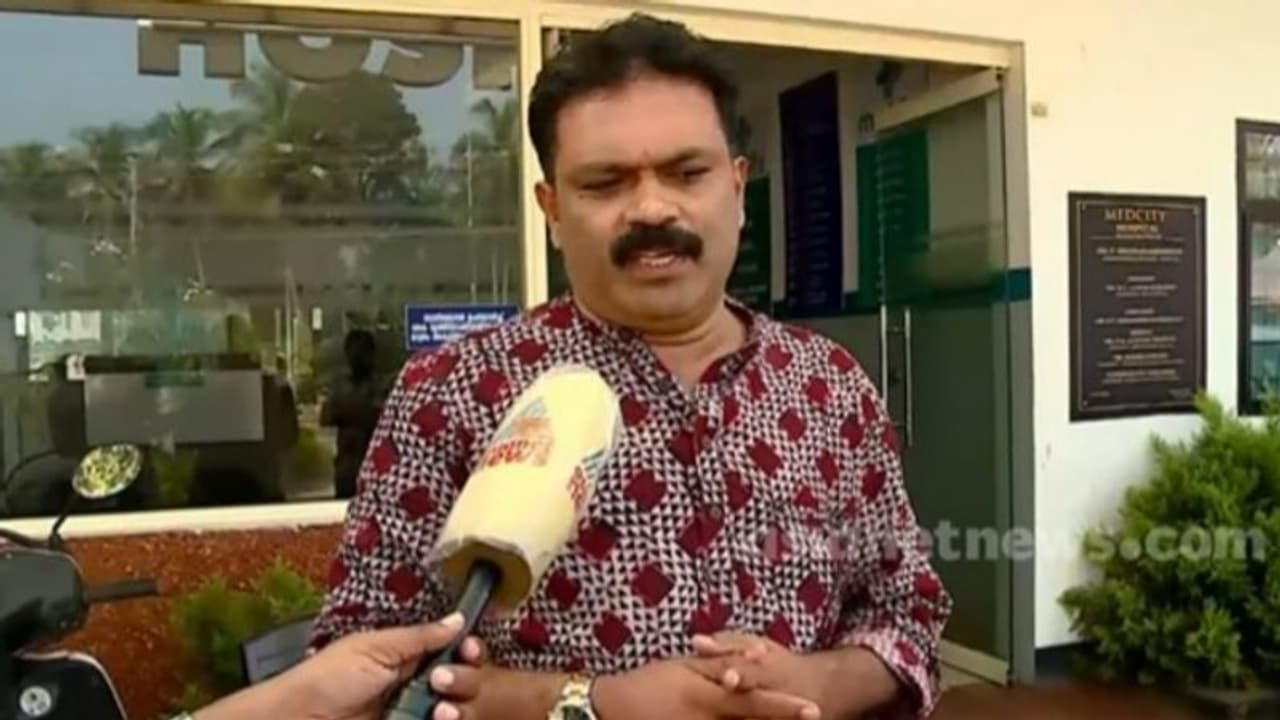 അധ്യക്ഷ തെരഞ്ഞെടുപ്പിൽ ശശി തരൂരിനെ പിന്തുണച്ച ഷാജി കാളിയത്തിനെ കെപിസിസി അംഗമാക്കിയ നടപടി മരവിപ്പിച്ചു അധ്യക്ഷ തെരഞ്ഞെടുപ്പിൽ ശശി തരൂരിനെ പിന്തുണച്ച ഷാജി കാളിയത്തിനെ കെപിസിസി അംഗമാക്കിയ നടപടി മരവിപ്പിച്ചു