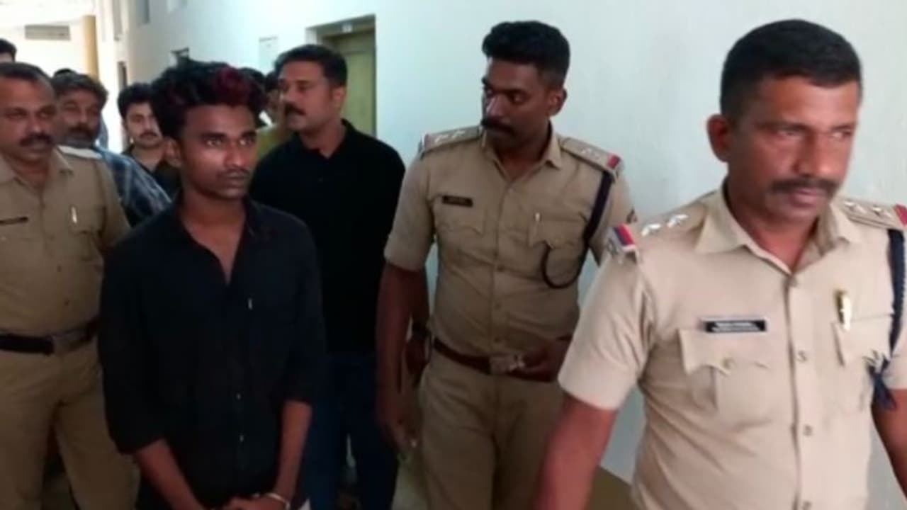 കോളേജ് ഹോസ്റ്റലുകളിൽ കയറി മൊബൈലും ലാപ്ടോപ്പും മോഷണം, കറക്കം മോഷ്ടിച്ച ബൈക്കുകളിൽ; 2 പേർ പിടിയിൽ കോളേജ് ഹോസ്റ്റലുകളിൽ കയറി മൊബൈലും ലാപ്ടോപ്പും മോഷണം, കറക്കം മോഷ്ടിച്ച ബൈക്കുകളിൽ; 2 പേർ പിടിയിൽ