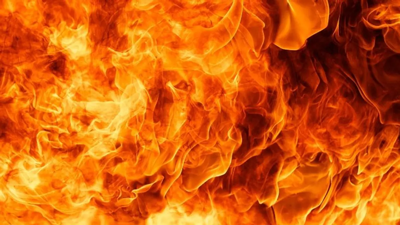 പുതുവർഷ ദിനത്തിൽ കൊടുംക്രൂരത; വഴിയോര കടകൾക്ക് തീയിട്ടു സാമൂഹ്യ വിരുദ്ധർ; ലക്ഷങ്ങളുടെ നഷ്ടം, കണ്ണീരോടെ ഉടമകൾ