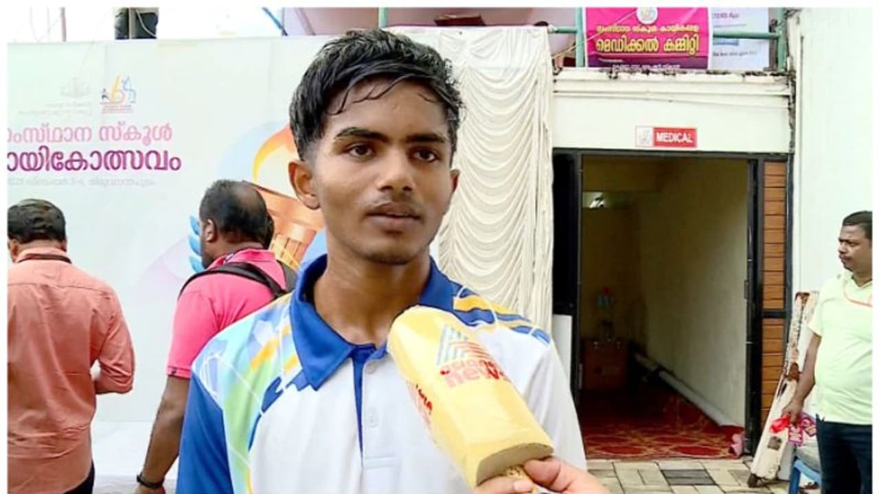 നാട്ടിലെ ക്ലബ് സ്പോൺസർ ചെയ്ത സ്പൈക്കുമായി ഓടി മഷൂദ്; സ്കൂള് കായികമേളയിലെ ആദ്യ സ്വർണ്ണം പാലക്കാട് ജില്ലക്ക് നാട്ടിലെ ക്ലബ് സ്പോൺസർ ചെയ്ത സ്പൈക്കുമായി ഓടി മഷൂദ്; സ്കൂള് കായികമേളയിലെ ആദ്യ സ്വർണ്ണം പാലക്കാട് ജില്ലക്ക്