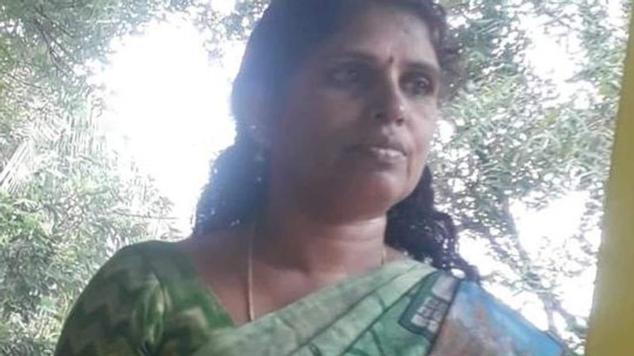 மாணவர்களை கழிப்பறை சுத்தம் செய்த வைத்த விவகாரம்.. பள்ளி தலைமை ஆசிரியைக்கு சரியான ஆப்பு..!