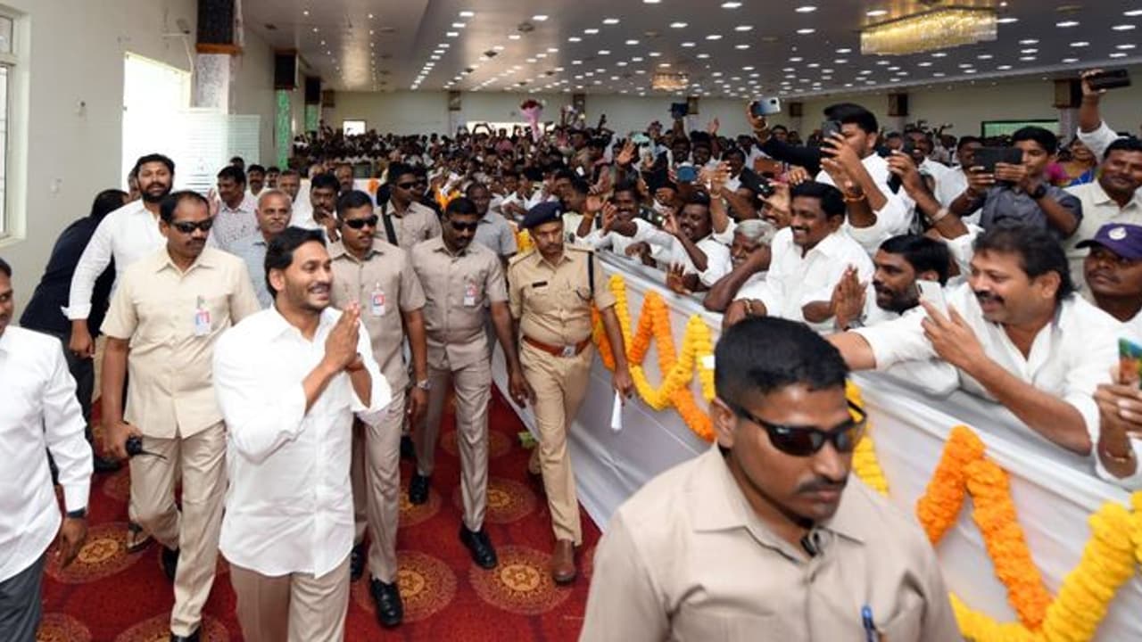 అధికారంలో వున్న వాళ్లు ప్రజలకు సేవకులు : క్రిస్మస్ వేడుకల్లో జగన్ అధికారంలో వున్న వాళ్లు ప్రజలకు సేవకులు : క్రిస్మస్ వేడుకల్లో జగన్