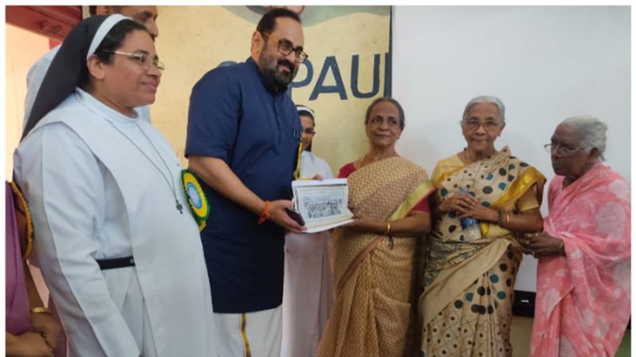 അഞ്ച് പതിറ്റാണ്ടിന് ശേഷം പഠിച്ച സ്കൂളിൽ വീണ്ടുമെത്തി രാജീവ് ചന്ദ്രശേഖർ; സ്നേഹസമ്മാനമായി അടൽ ടിങ്കറിം​ഗ് ലാബ്