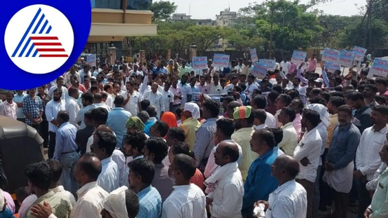 இரட்டை மடி வலையை பயன்படுத்திய காரைக்கால் மீனவர்கள்; நாகை மீனவர்கள் திரண்டதால் பரபரப்பு இரட்டை மடி வலையை பயன்படுத்திய காரைக்கால் மீனவர்கள்; நாகை மீனவர்கள் திரண்டதால் பரபரப்பு