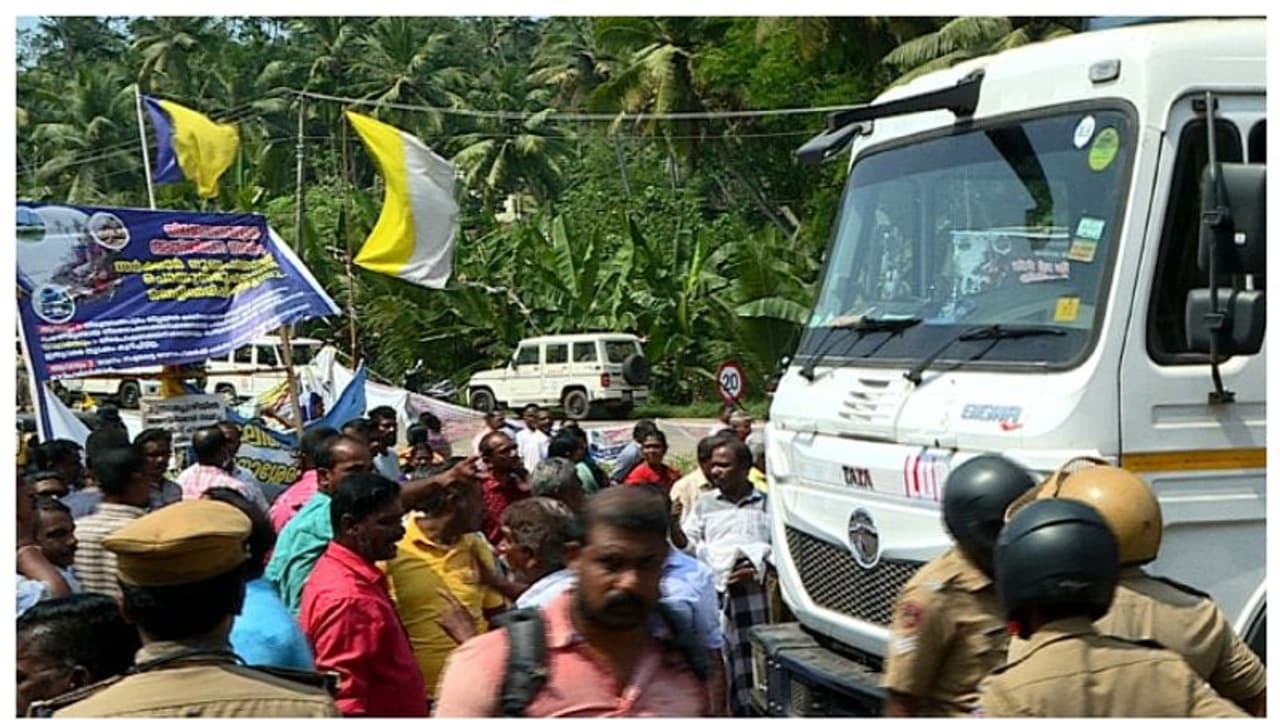 വിഴിഞ്ഞത്ത് സമവായ നീക്കം: ചീഫ് സെക്രട്ടറി മലങ്കര, ലത്തീന് സഭാധ്യക്ഷന്മാരുമായി ചര്ച്ച നടത്തി വിഴിഞ്ഞത്ത് സമവായ നീക്കം: ചീഫ് സെക്രട്ടറി മലങ്കര, ലത്തീന് സഭാധ്യക്ഷന്മാരുമായി ചര്ച്ച നടത്തി