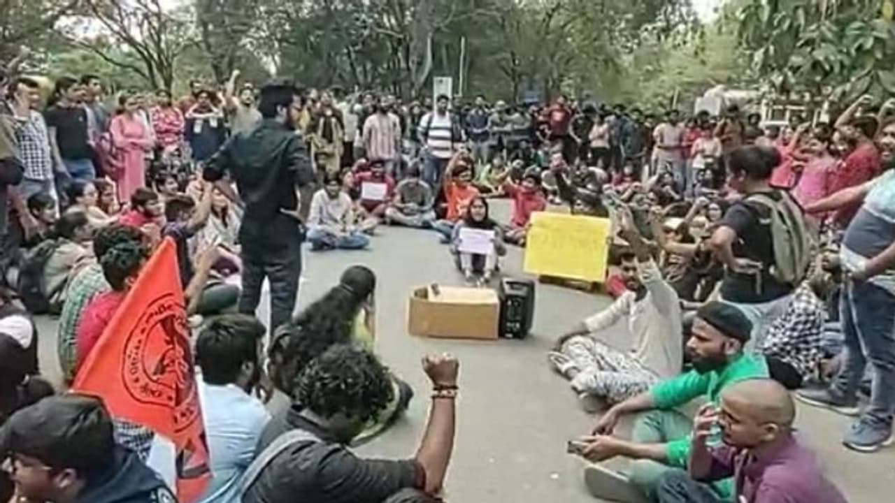 തായ്ലൻഡ് വിദ്യാർഥിയെ പീഡിപ്പിച്ചു; ഹൈദരാബാദ് യൂണിവേഴ്സ്റ്റിയിലെ സീനിയർ പ്രൊഫസർ അറസ്റ്റിൽ തായ്ലൻഡ് വിദ്യാർഥിയെ പീഡിപ്പിച്ചു; ഹൈദരാബാദ് യൂണിവേഴ്സ്റ്റിയിലെ സീനിയർ പ്രൊഫസർ അറസ്റ്റിൽ