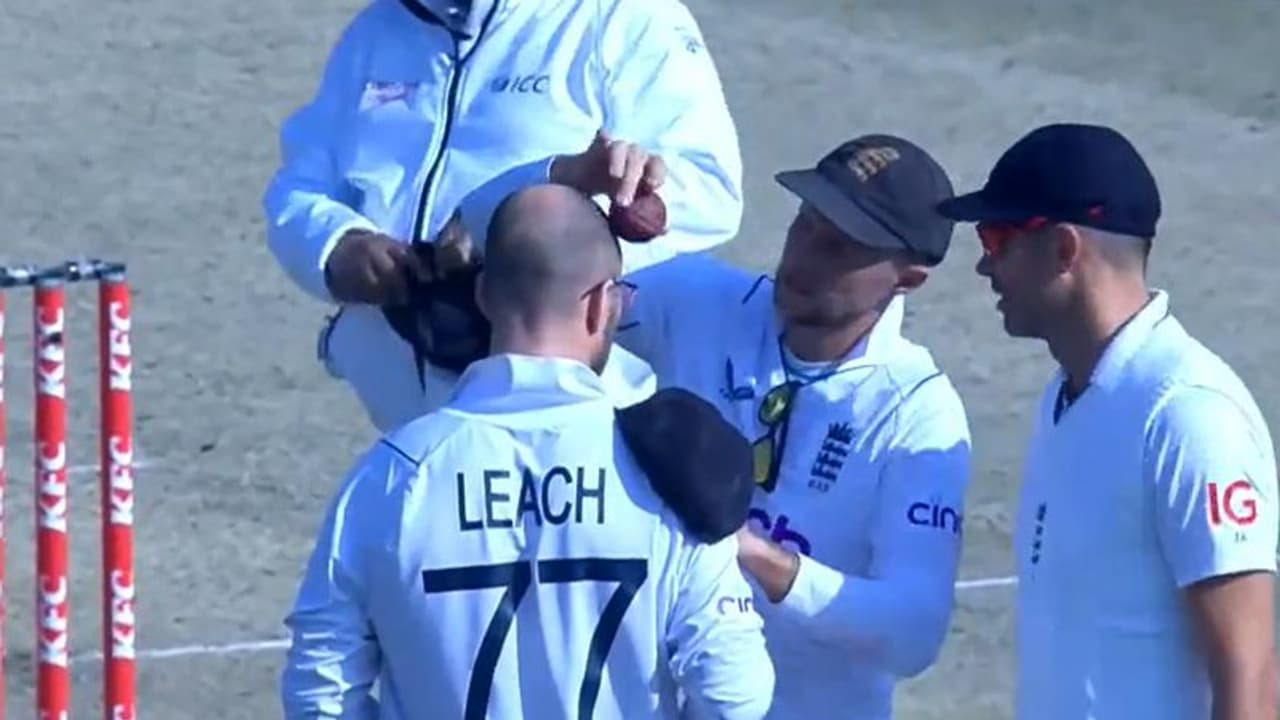 ലീച്ചേ... ഒന്ന് നിന്നേ, തല കൊണ്ട് ഒരു ചെറിയ പണിയുണ്ട്! പന്തിന് തിളക്കം കൂട്ടാന് റൂട്ടിന്റെ ഐഡിയ ലീച്ചേ... ഒന്ന് നിന്നേ, തല കൊണ്ട് ഒരു ചെറിയ പണിയുണ്ട്! പന്തിന് തിളക്കം കൂട്ടാന് റൂട്ടിന്റെ ഐഡിയ