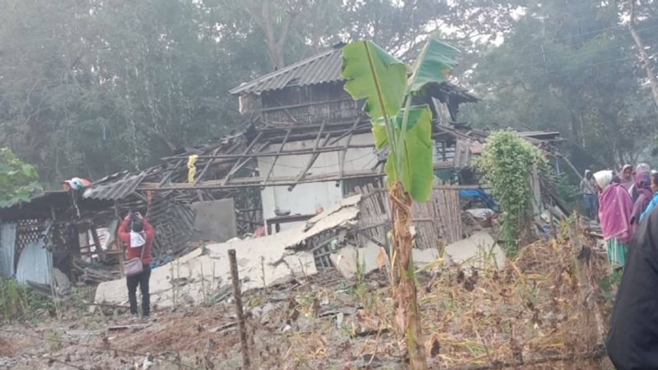 ബംഗാളിൽ തൃണമൂൽ കോണ്ഗ്രസ് നേതാവിൻ്റെ വീട്ടിലുണ്ടായ സ്ഫോടനത്തിൽ മൂന്ന് പേര് കൊല്ലപ്പെട്ടു ബംഗാളിൽ തൃണമൂൽ കോണ്ഗ്രസ് നേതാവിൻ്റെ വീട്ടിലുണ്ടായ സ്ഫോടനത്തിൽ മൂന്ന് പേര് കൊല്ലപ്പെട്ടു