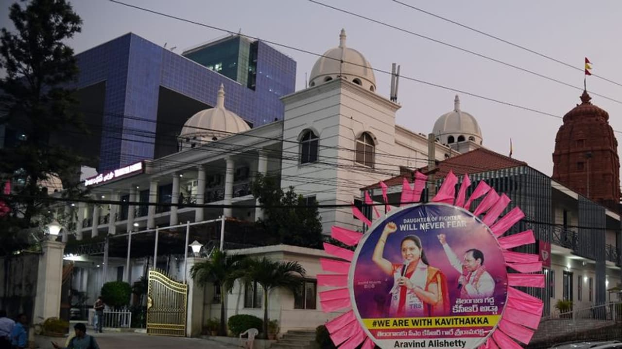 మేమున్నాం అక్కా : కవితకు మద్ధతుగా టీఆర్ఎస్ శ్రేణులు.. తెలంగాణ వ్యాప్తంగా ఫ్లెక్సీలు మేమున్నాం అక్కా : కవితకు మద్ధతుగా టీఆర్ఎస్ శ్రేణులు.. తెలంగాణ వ్యాప్తంగా ఫ్లెక్సీలు