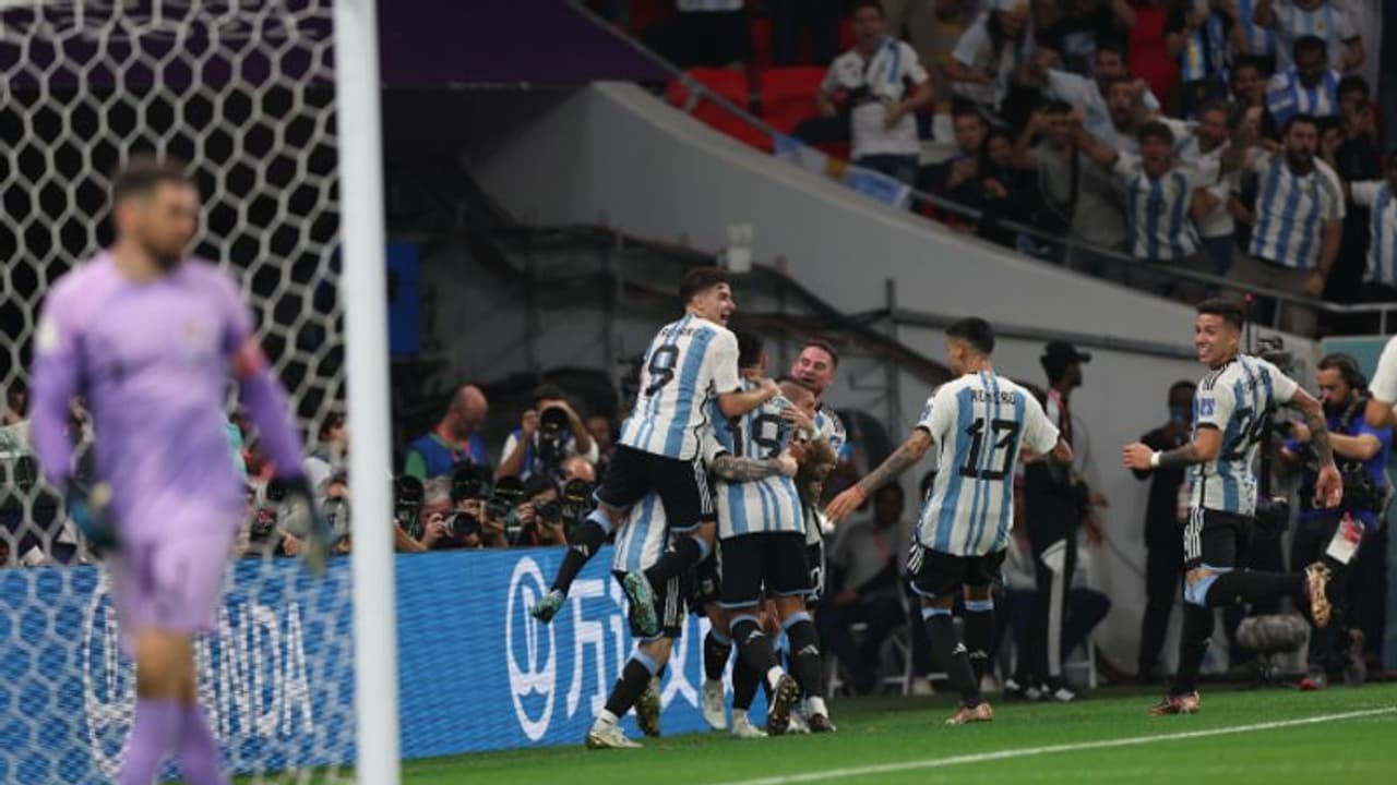 FIFA: అర్జెంటీనా సూపర్ విక్టరీ.. అమెరికాకు నెదర్లాండ్స్ షాక్.. క్వార్టర్స్కు చేరిన దిగ్గజ జట్లు FIFA: అర్జెంటీనా సూపర్ విక్టరీ.. అమెరికాకు నెదర్లాండ్స్ షాక్.. క్వార్టర్స్కు చేరిన దిగ్గజ జట్లు