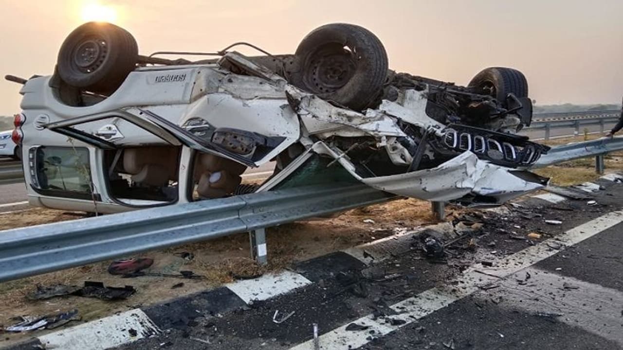 हमीरपुर: बुंदेलखंड एक्सप्रेस वे पर तेज रफ्तार दो कारों के बीच हुई भीषण भिड़ंत, 4 की मौत, 2 की हालत गंभीर हमीरपुर: बुंदेलखंड एक्सप्रेस वे पर तेज रफ्तार दो कारों के बीच हुई भीषण भिड़ंत, 4 की मौत, 2 की हालत गंभीर