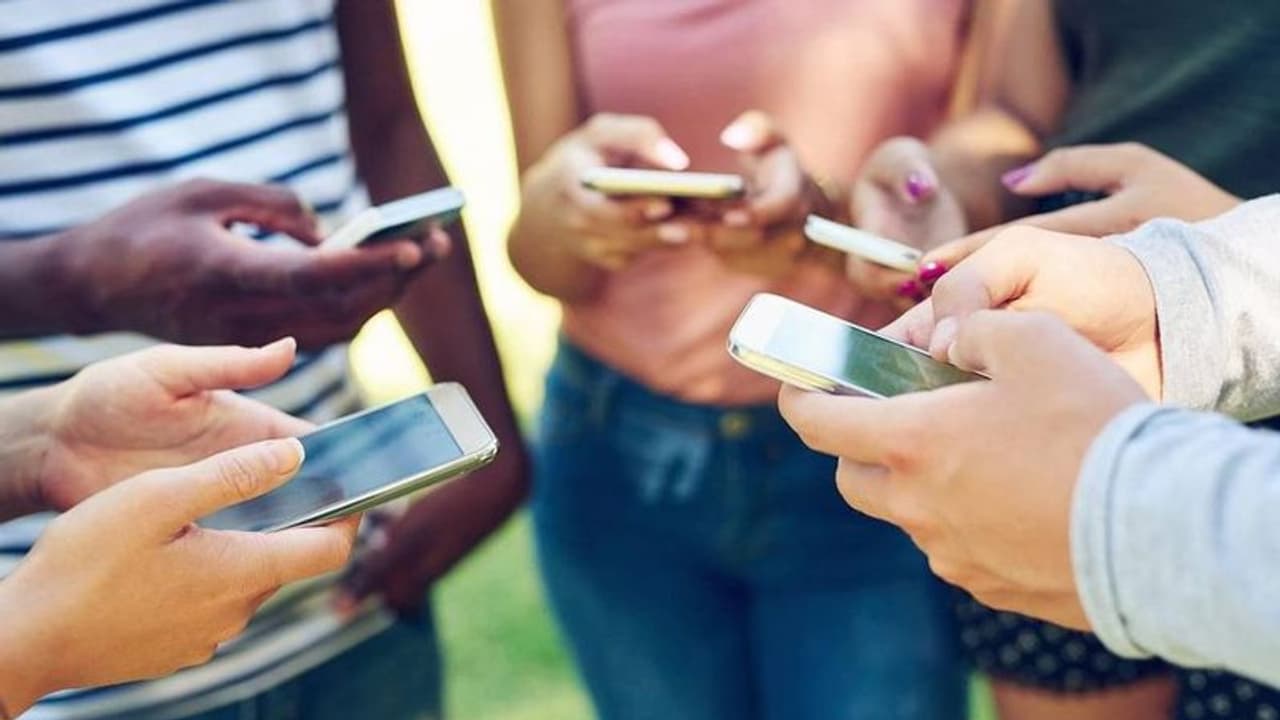 യുഎസിലെ ഹൈസ്കൂളിൽ മൊബൈൽ ഫോണുകൾ നിരോധിച്ചതിന് പിന്നിലെ കാരണം ഇതാണ് യുഎസിലെ ഹൈസ്കൂളിൽ മൊബൈൽ ഫോണുകൾ നിരോധിച്ചതിന് പിന്നിലെ കാരണം ഇതാണ്