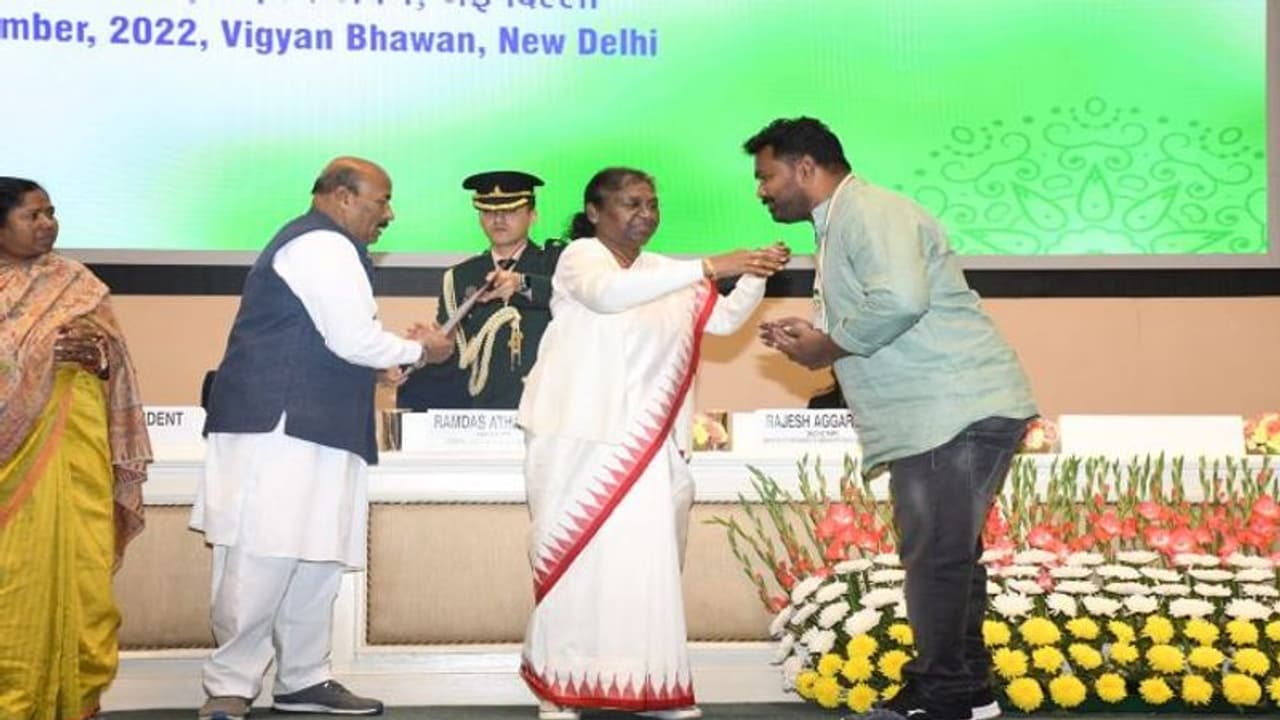 విజయవాడ రైల్వే ఉద్యోగికి అత్యున్నత అవార్డ్... రాష్ట్రపతి ముర్ము చేతులమీదుగా... విజయవాడ రైల్వే ఉద్యోగికి అత్యున్నత అవార్డ్... రాష్ట్రపతి ముర్ము చేతులమీదుగా...