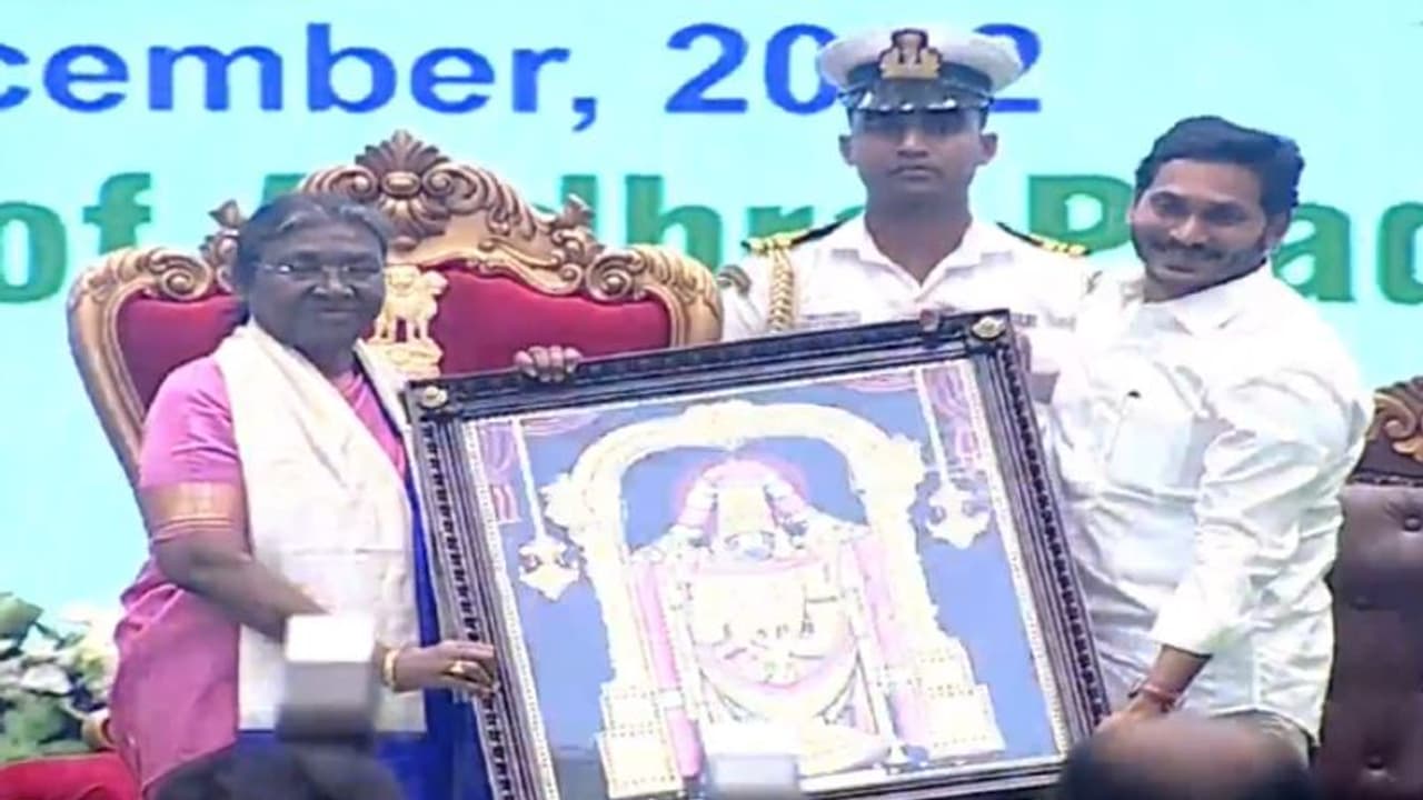 తెలుగు భాష, సాహిత్యం దేశ ప్రజలందరి సుపరిచితమే: విజయవాడలో ద్రౌపది ముర్ముకు పౌర సన్మానం.. తెలుగు భాష, సాహిత్యం దేశ ప్రజలందరి సుపరిచితమే: విజయవాడలో ద్రౌపది ముర్ముకు పౌర సన్మానం..