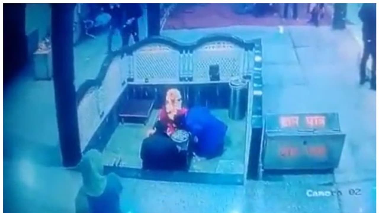 పూజలో కూర్చునే హార్ట్‌ ఎటాక్‌తో మరణించిన భక్తుడు.. మధ్యప్రదేశ్ గుడిలో ఘటన (వీడియో)