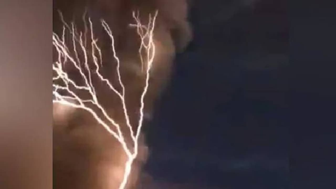 ഇടിമിന്നൽ എന്തുകൊണ്ടാണ് നേർരേഖയിൽ സഞ്ചരിക്കാത്തത്?