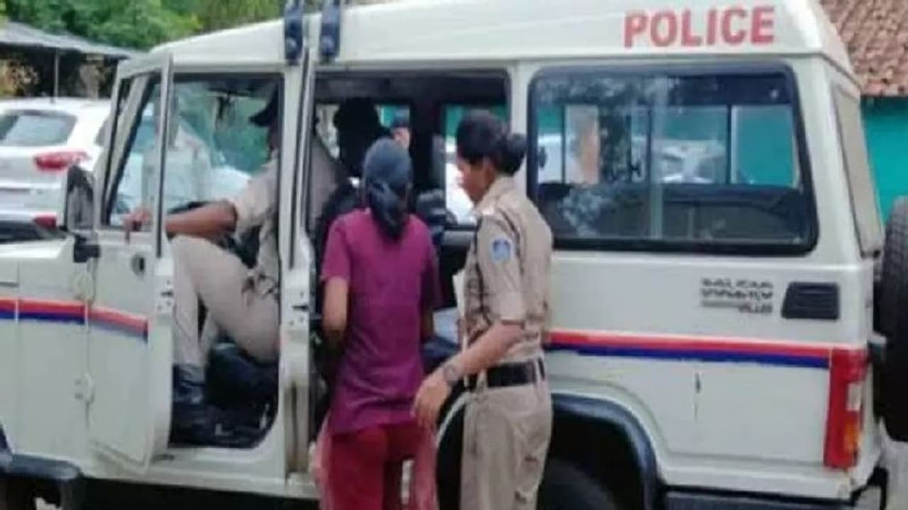 खतरनाक मां: अपने ही जवान बेटे की हत्या कर आंगन में दफना दी लाश, बेटी का भी कर चुकी है मर्डर... खतरनाक मां: अपने ही जवान बेटे की हत्या कर आंगन में दफना दी लाश, बेटी का भी कर चुकी है मर्डर...