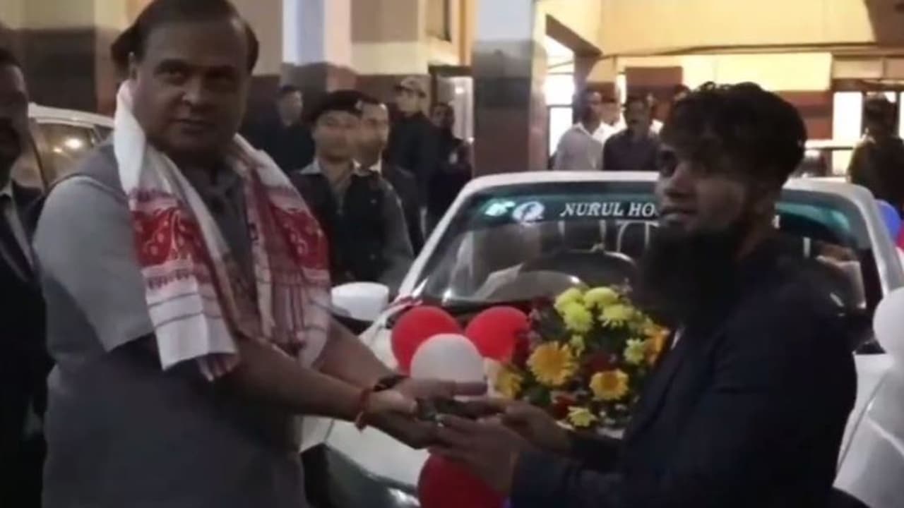 ಹಳೇ ಸ್ವಿಫ್ಟ್ ಕಾರನ್ನು ಲ್ಯಾಂಬೋರ್ಗಿನಿಯಾಗಿ ಪರಿವರ್ತಿಸಿದ ಯುವಕ, ಸಿಎಂ ಹಿಮಂತ ಶರ್ಮಾಗೆ ಗಿಫ್ಟ್!