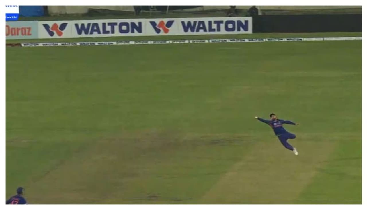 ഷാക്കിബ് പറത്തിയടിക്കാന് നോക്കി; ഒറ്റകൈയില് പറന്ന് പിടിച്ച് കോലി വീഡിയോ ഷാക്കിബ് പറത്തിയടിക്കാന് നോക്കി; ഒറ്റകൈയില് പറന്ന് പിടിച്ച് കോലി വീഡിയോ