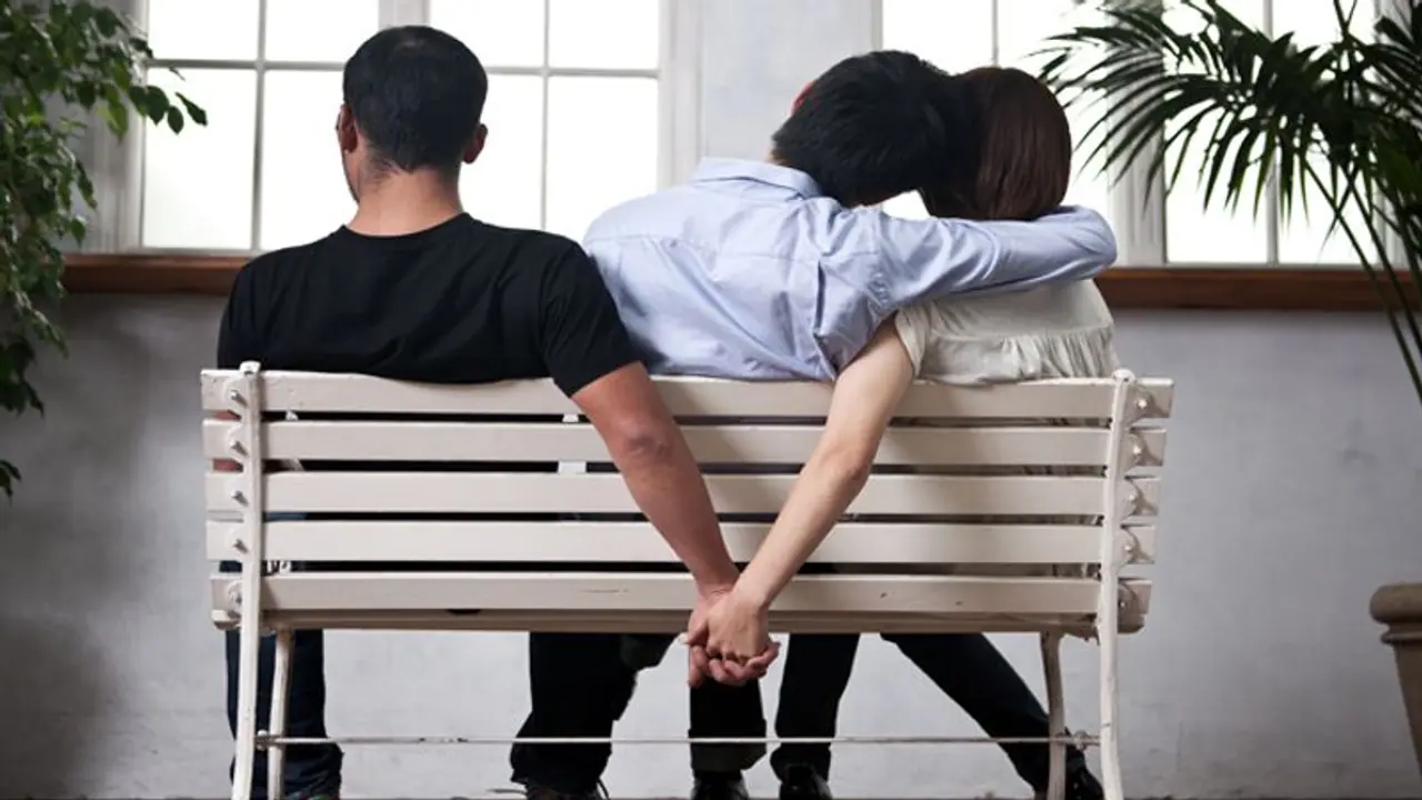 एक समय में अगर 2 लड़कों से हो जाए प्यार, तो गिल्ट में रहने की बजाए ऐसे करें सिचुएशन को हैंडल एक समय में अगर 2 लड़कों से हो जाए प्यार, तो गिल्ट में रहने की बजाए ऐसे करें सिचुएशन को हैंडल