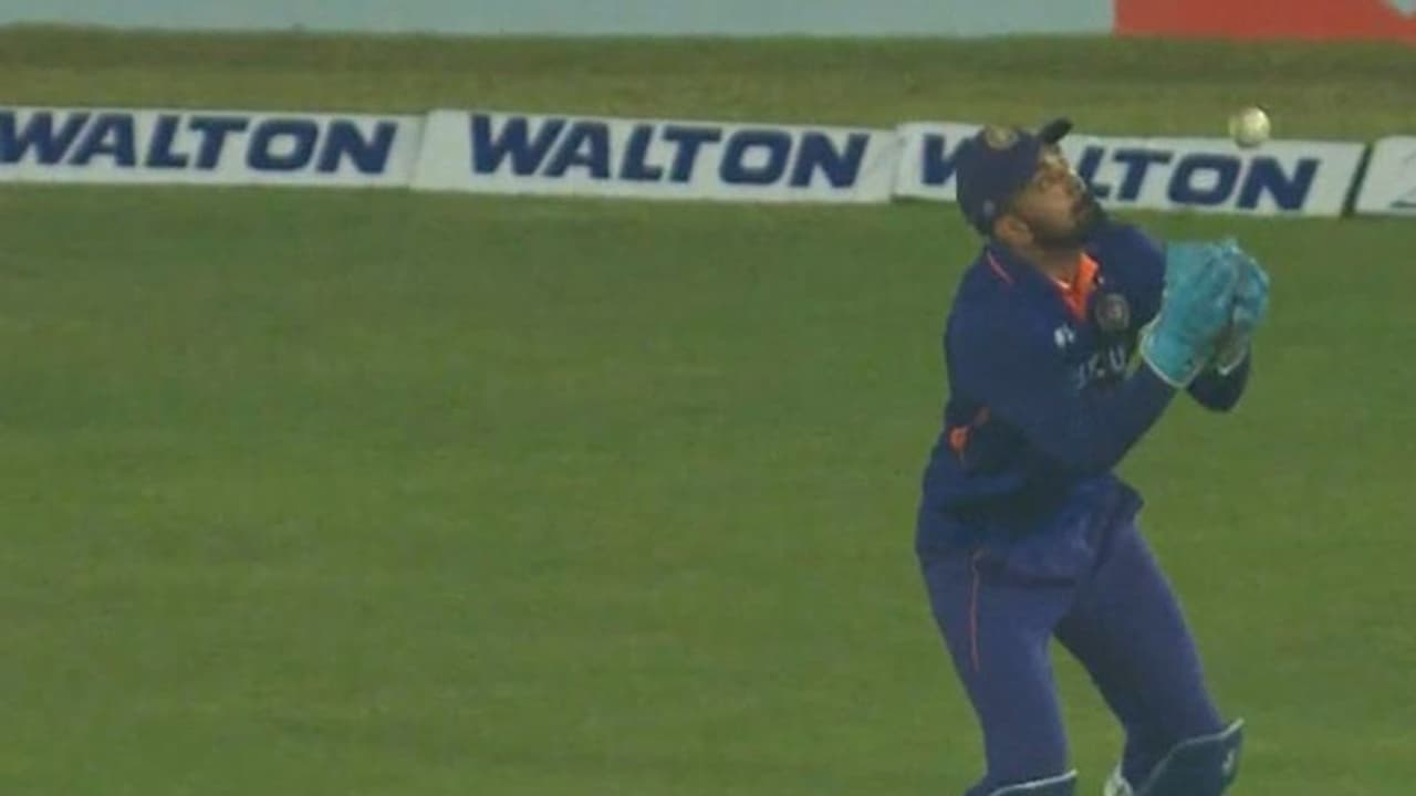 ബാറ്റിംഗില് ഹീറോ, കീപ്പിംഗില് വില്ലന്; ക്യാച്ച് കൈവിട്ട് കെ എല് രാഹുല് എയറില് ബാറ്റിംഗില് ഹീറോ, കീപ്പിംഗില് വില്ലന്; ക്യാച്ച് കൈവിട്ട് കെ എല് രാഹുല് എയറില്