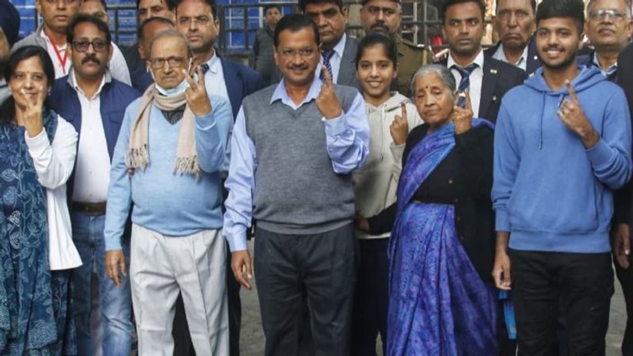 ദില്ലി മുൻസിപ്പൽ തെരഞ്ഞെടുപ്പിൽ വോട്ടെടുപ്പ് കഴിഞ്ഞു: കണക്കുകൂട്ടലുമായി ആം ആദ്മിയും ബിജെപിയും ദില്ലി മുൻസിപ്പൽ തെരഞ്ഞെടുപ്പിൽ വോട്ടെടുപ്പ് കഴിഞ്ഞു: കണക്കുകൂട്ടലുമായി ആം ആദ്മിയും ബിജെപിയും