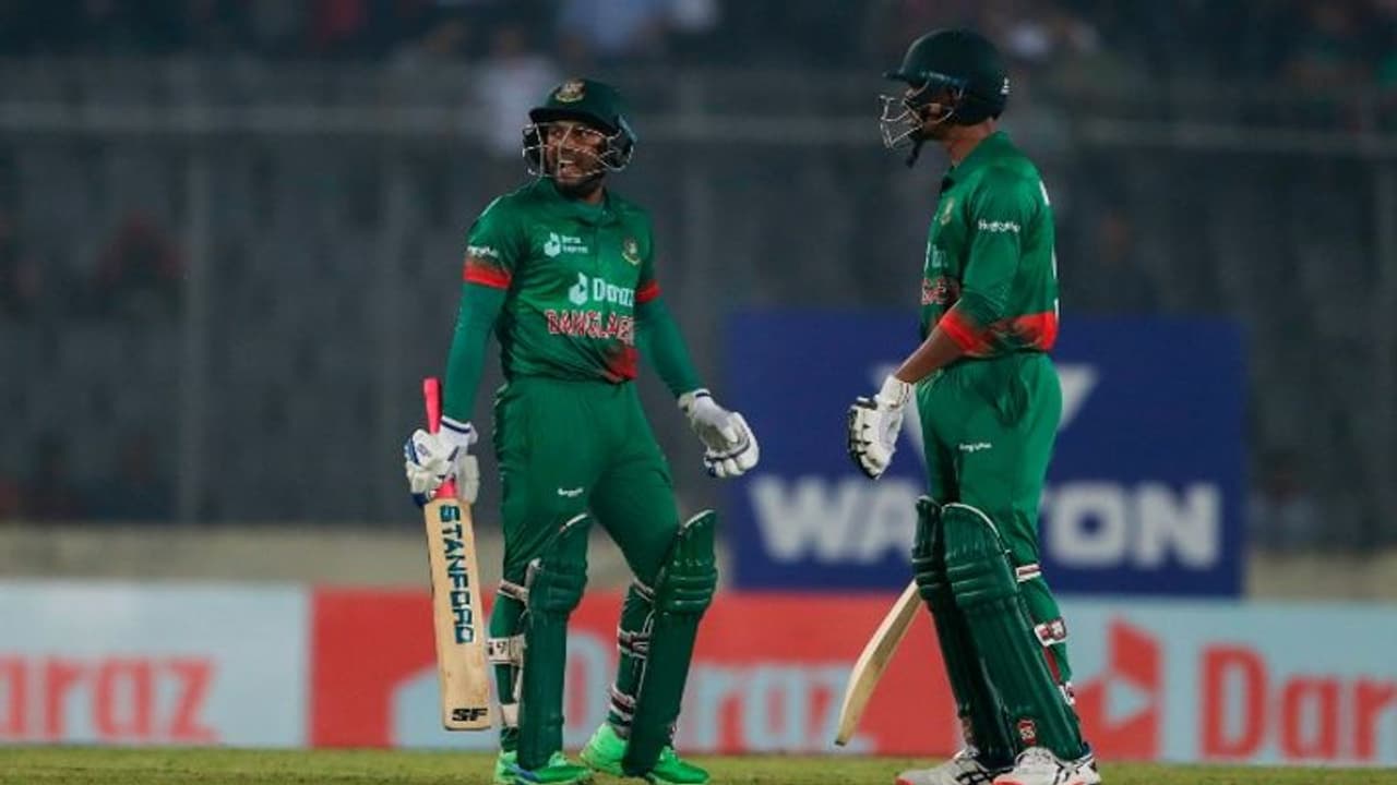 బంగ్లాతో రెండో వన్డే: సెంచరీతో చెలరేగిన మెహిదీ హసన్... భారీ స్కోరు చేసిన బంగ్లా...