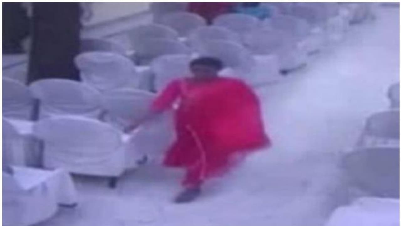 വിവാഹചടങ്ങിൽ ഷാളിൽ ഒളിപ്പിച്ച് 20 ലക്ഷത്തിന്റെ സ്വർണവുമായി കടന്നു; യുവതിയെ തിരിച്ചറിഞ്ഞു, പിടികൂടാൻ തിരച്ചിൽ വിവാഹചടങ്ങിൽ ഷാളിൽ ഒളിപ്പിച്ച് 20 ലക്ഷത്തിന്റെ സ്വർണവുമായി കടന്നു; യുവതിയെ തിരിച്ചറിഞ്ഞു, പിടികൂടാൻ തിരച്ചിൽ